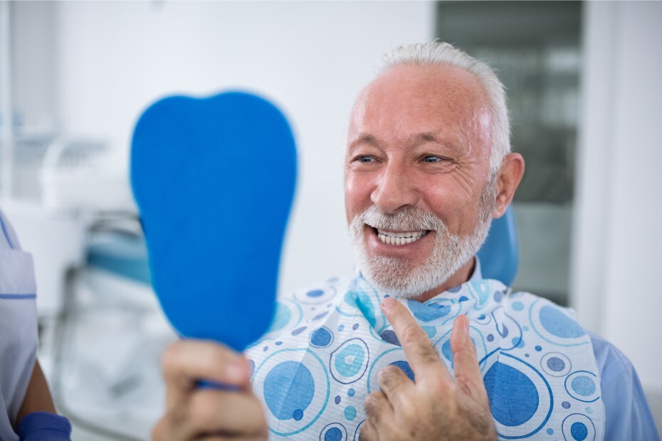 paciente-satisfecha-sonriente-tras-el-tratamiento