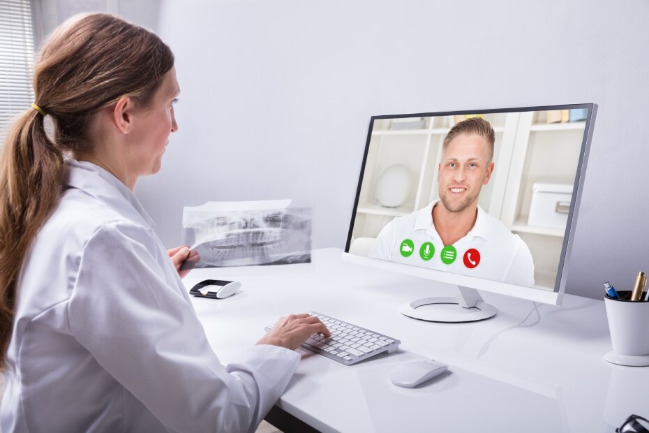 dentista-con-radiografía-dental-mientras-video