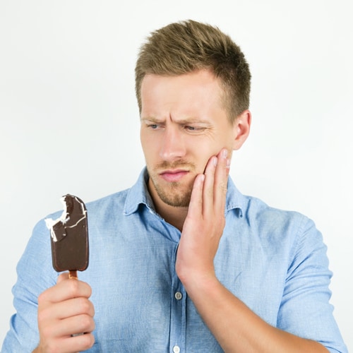 hombre-joven-apuesto-despues-de-morder-helado