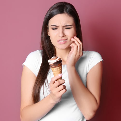 mujer-joven-dientes-sensibles-frio-helado-1