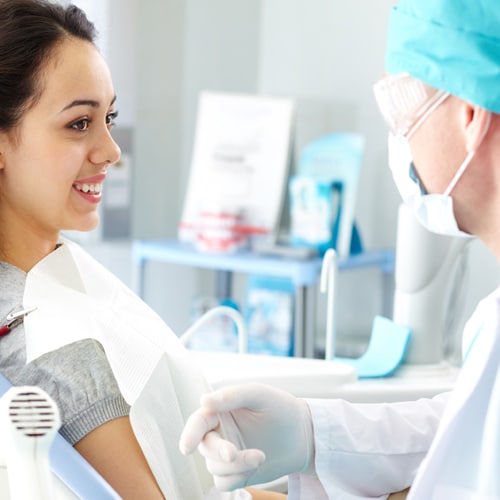 paciente-femenina-joven-escuchando-a-su-dentista