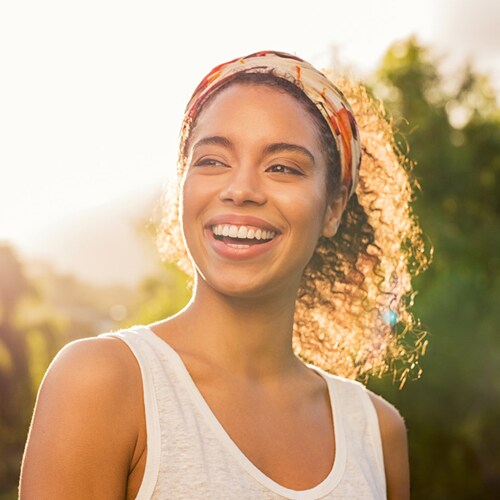 retrato-mujer-afroamericana-hermosa-sonriendo