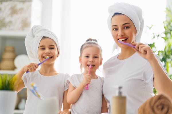 Familia cepillando los dientes