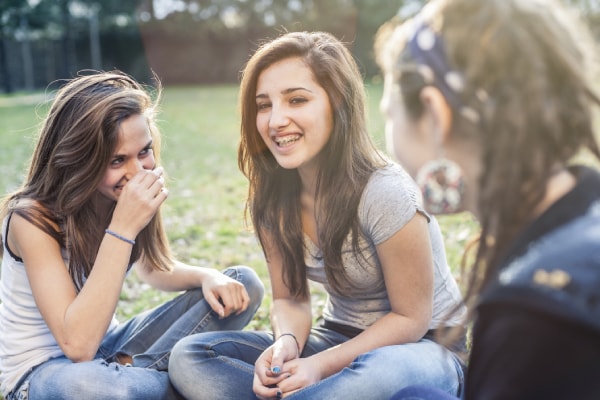 Adolescentes sonriendo