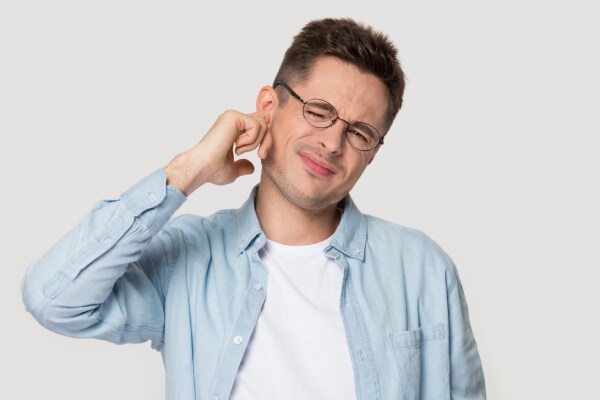 Hombre con dolor en la mandibula temporomandibular