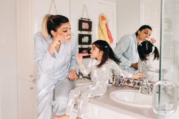 Madre e hija cepillandose