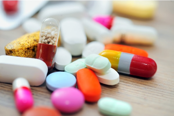 Medicamentos y pastas de colores