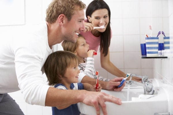 Familia cepillandose