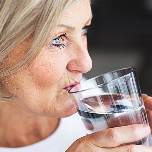 Mujer bebiendo agua