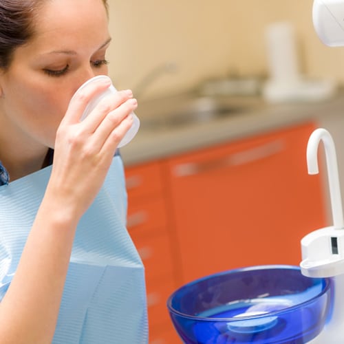 dentista paciente dental mujer enjuaga boca