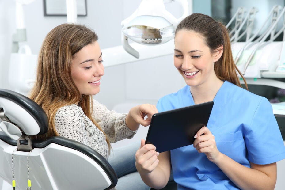 dentista aconsejando paciente
