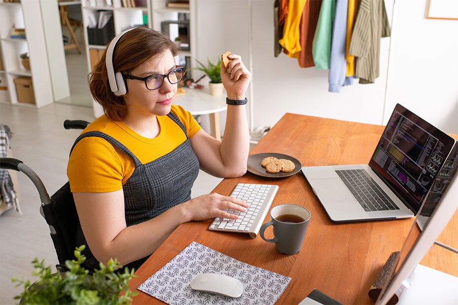 programadora-joven-sentada-a-escritorio