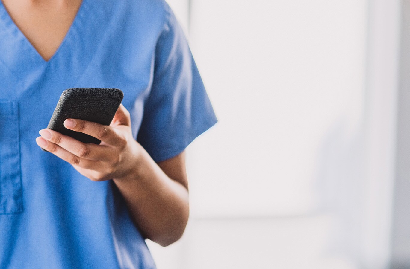 Profesional dental con telefono en mano